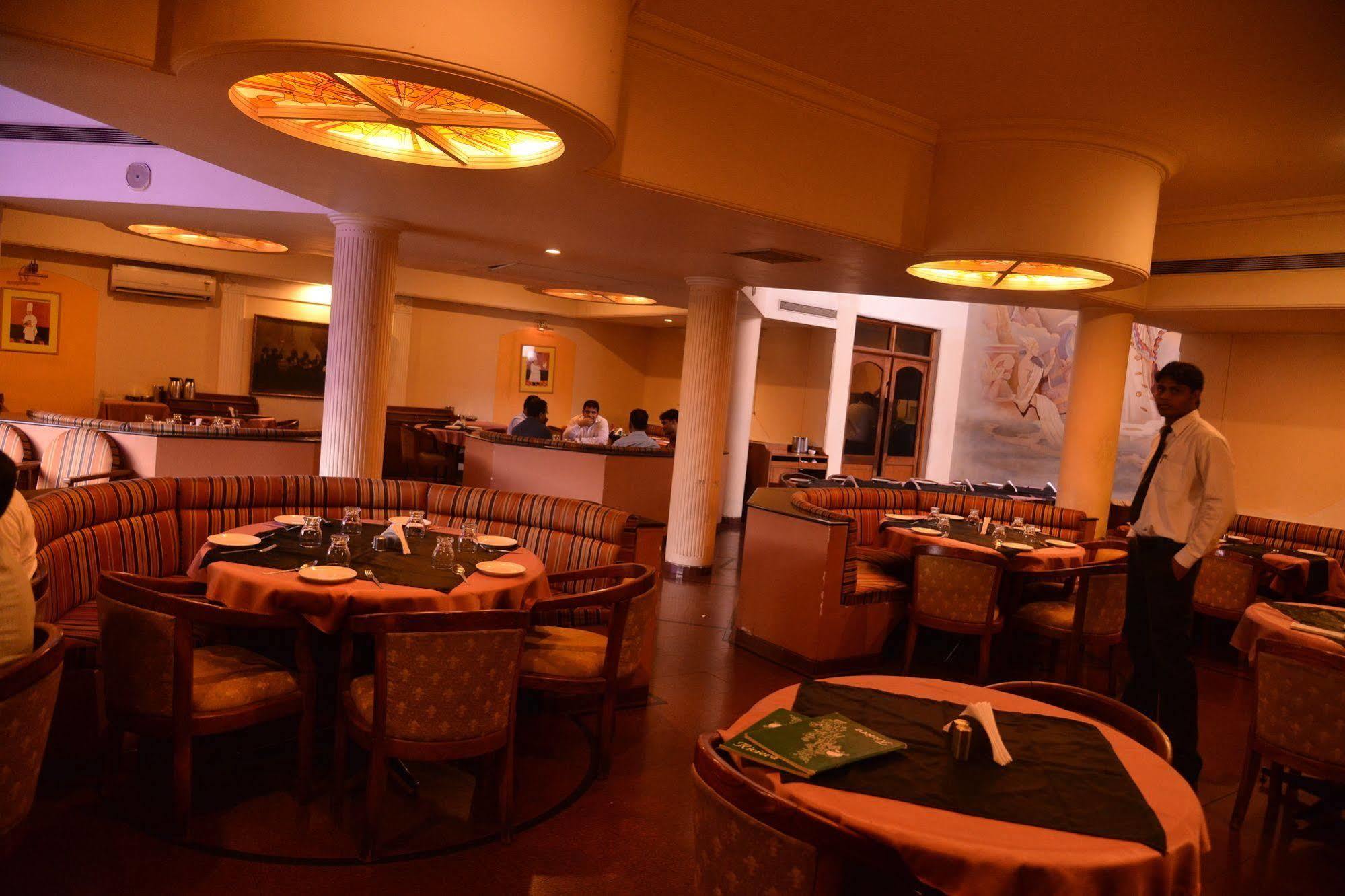 Hotel Sai Palace Nashik Eksteriør billede